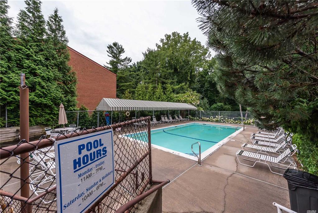 21 Cricket Club Dr Roslyn Roslyn NY 11576