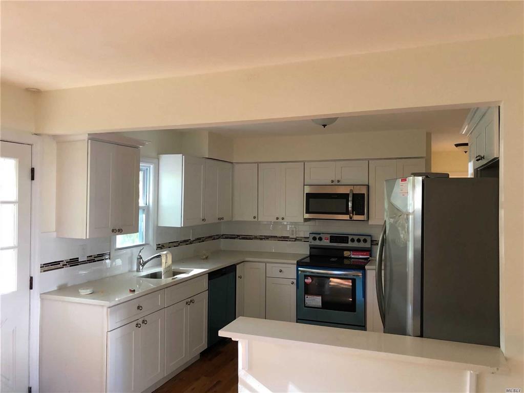 14 Whitney Ln Coram Coram NY 11727