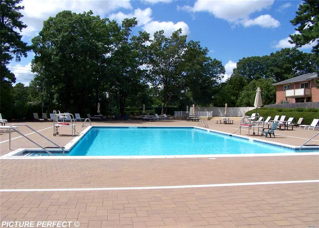 7 Glen Hollow Dr Holtsville Holtsville NY 11742