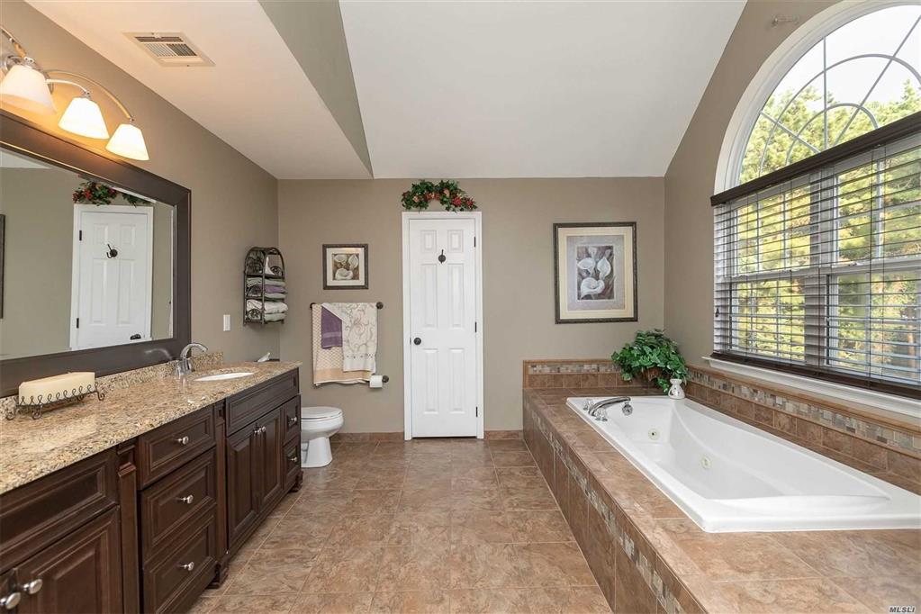3 Hogan Ln Manorville Manorville NY 11949