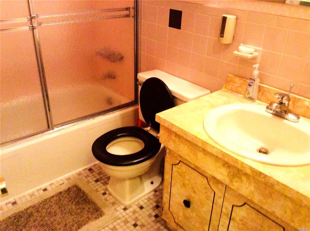 74-25 Calamus Cir Elmhurst Elmhurst NY 11373