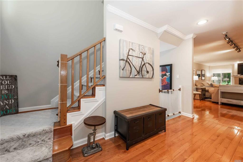 21 Cricket Club Dr Roslyn Roslyn NY 11576