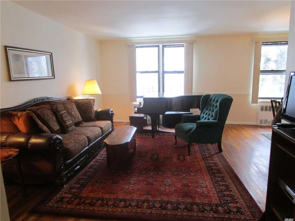 43-25 Douglaston Pkwy Douglaston Douglaston NY 11363