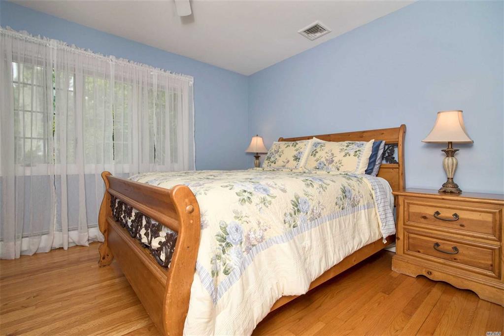 12 Beaverbrook Dr Brookhaven Brookhaven NY 11719 R Hamptons