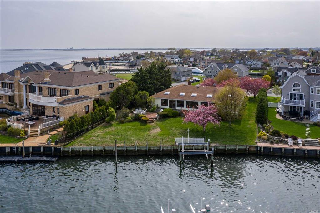 26 Club Dr Massapequa Massapequa NY 11758
