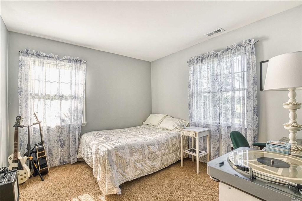 98 Clancy Rd Manorville Manorville NY 11949