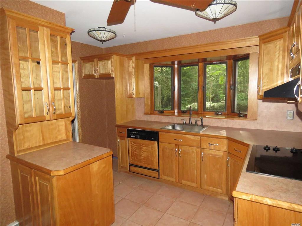 3 Hillsdale Ln Coram Coram NY 11727