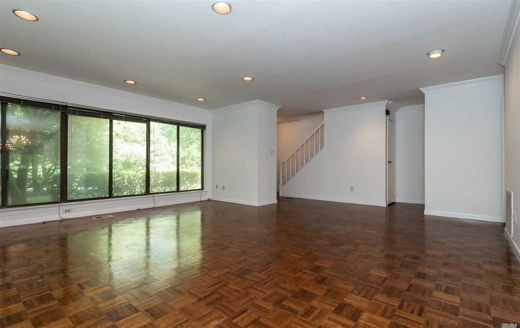 51 Acorn Ponds Dr Roslyn Roslyn NY 11576