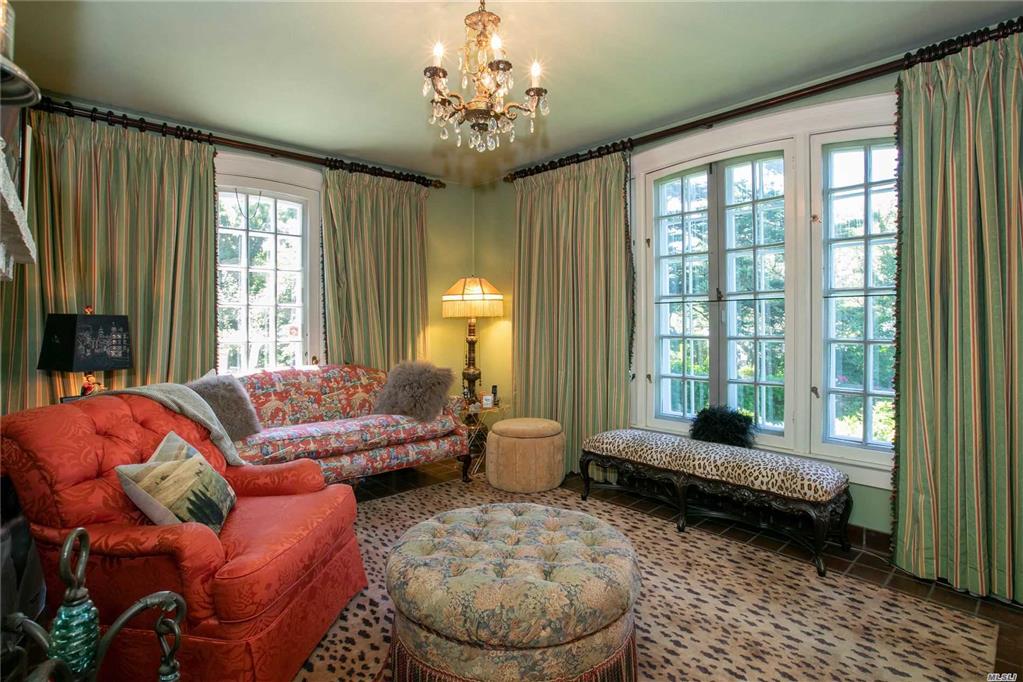 1120 Shore Rd Douglaston Douglaston NY 11363