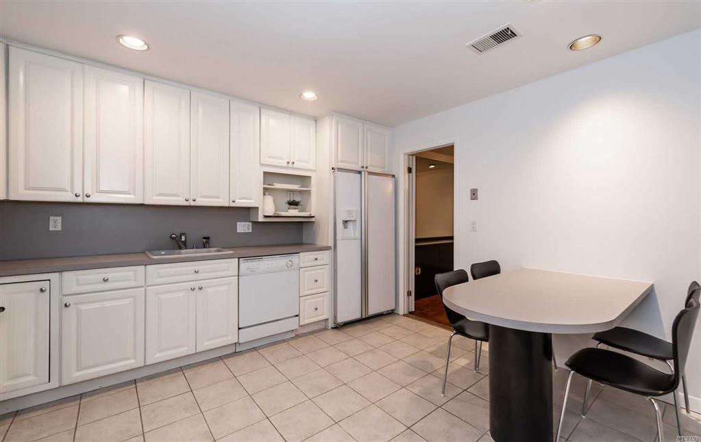 51 Acorn Ponds Dr Roslyn Roslyn NY 11576