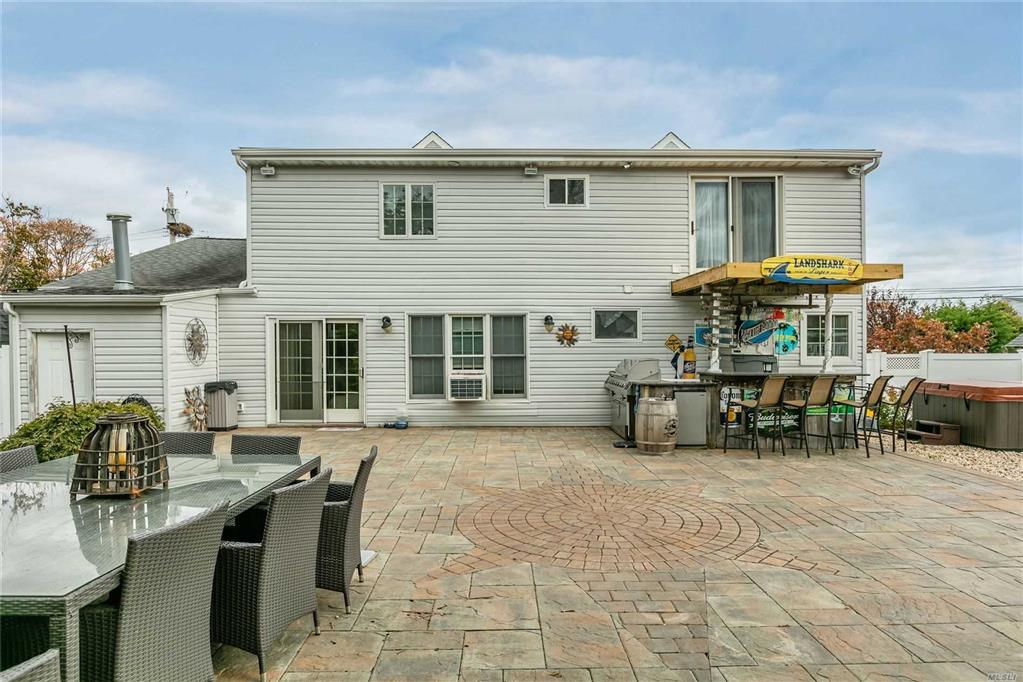 392 West Dr Copiague Copiague NY 11726