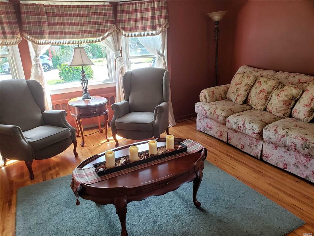 147 Concord St Westbury Westbury NY 11590