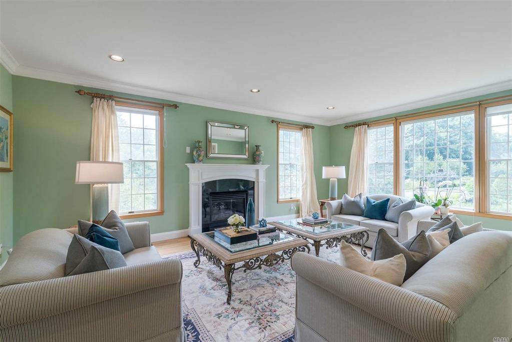 41 Windsor Dr Muttontown Muttontown NY 11753