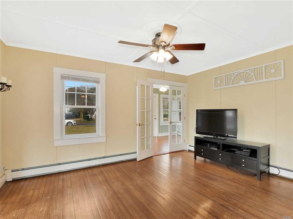 36 South Phillips Ave Remsenburg Remsenburg NY 11960