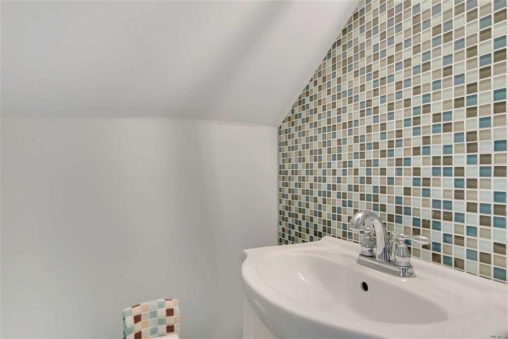 27 Shinnecock Rd Hampton Bays Hampton Bays NY 11946