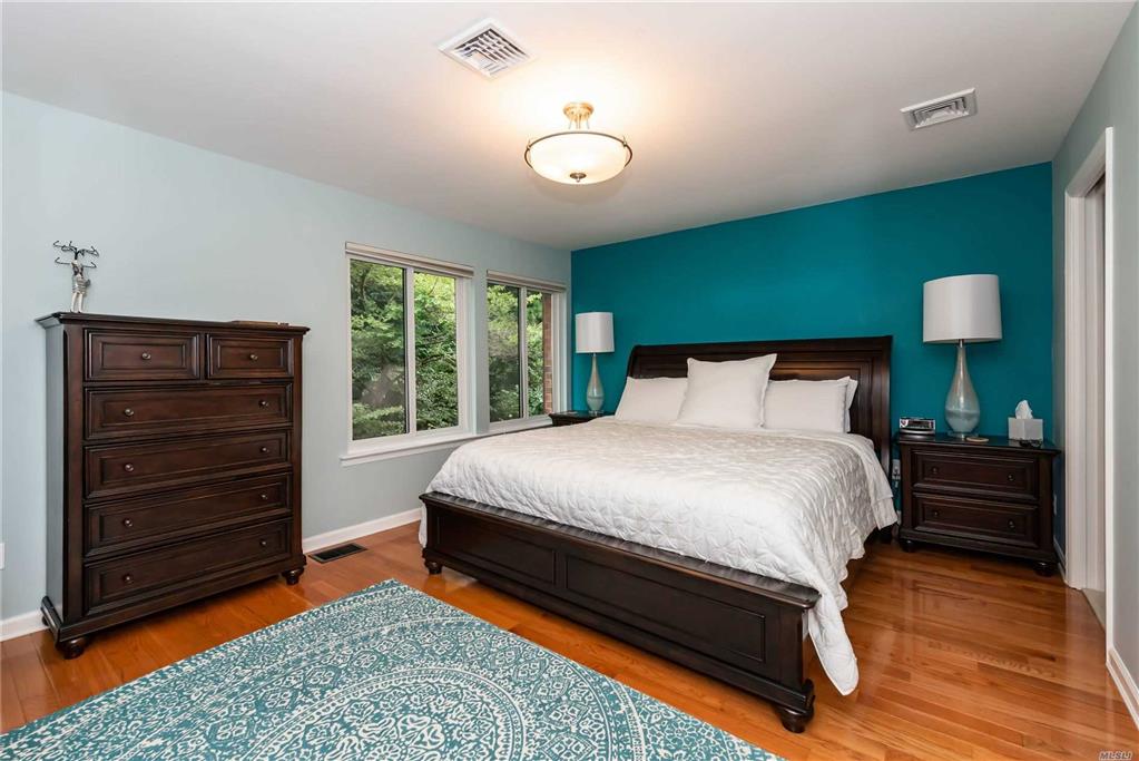 21 Cricket Club Dr Roslyn Roslyn NY 11576