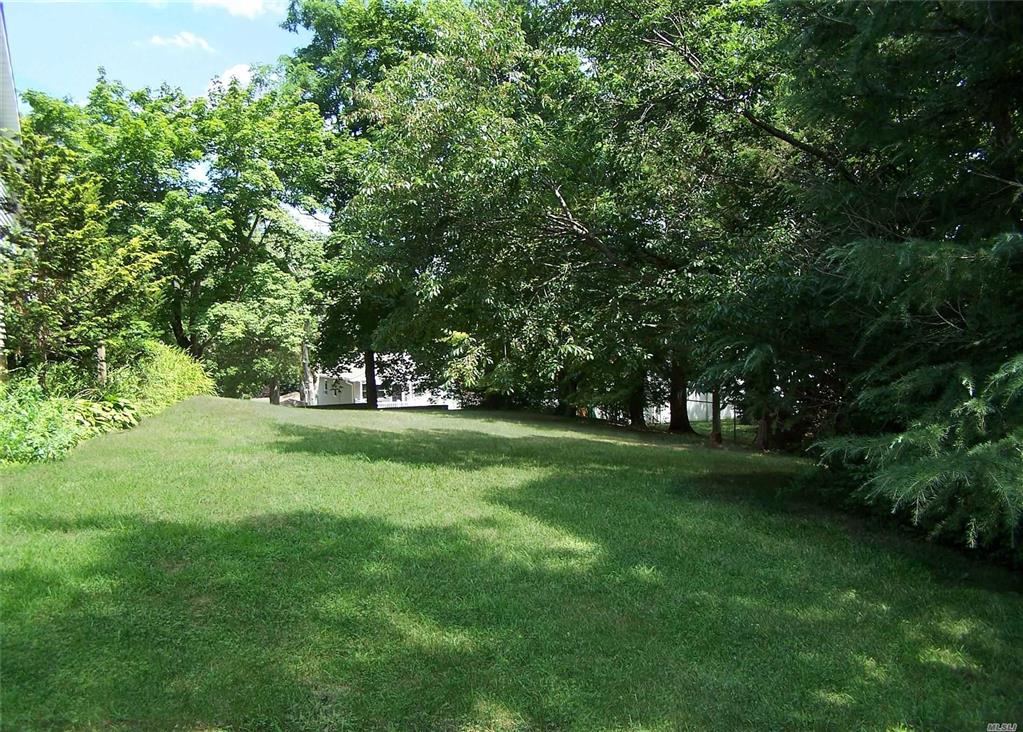 8 Beech Ave Farmingville Farmingville NY 11738