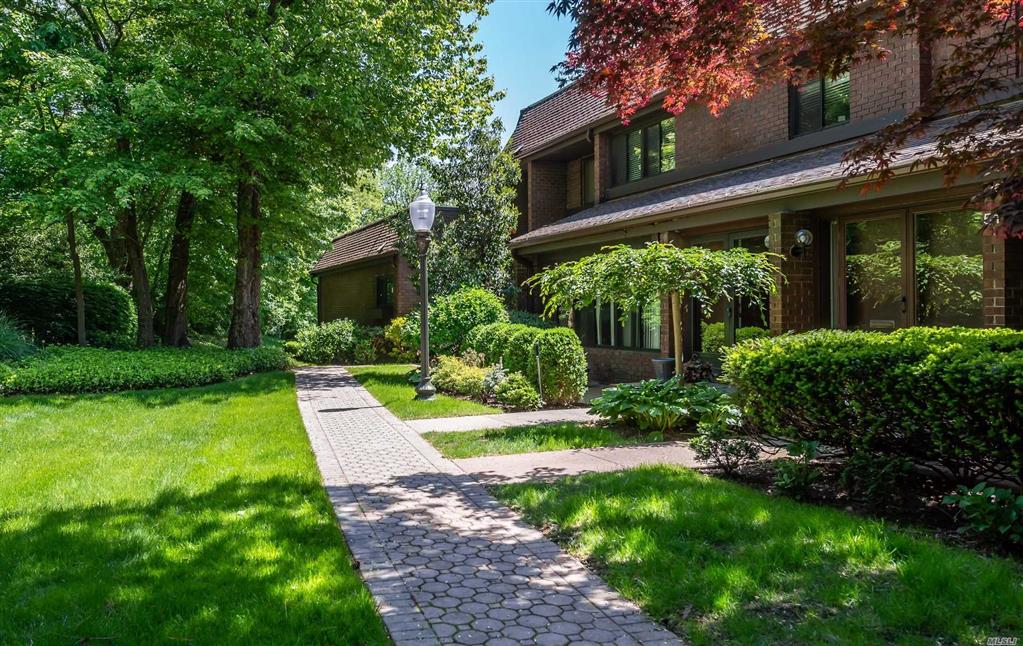 51 Acorn Ponds Dr Roslyn Roslyn NY 11576