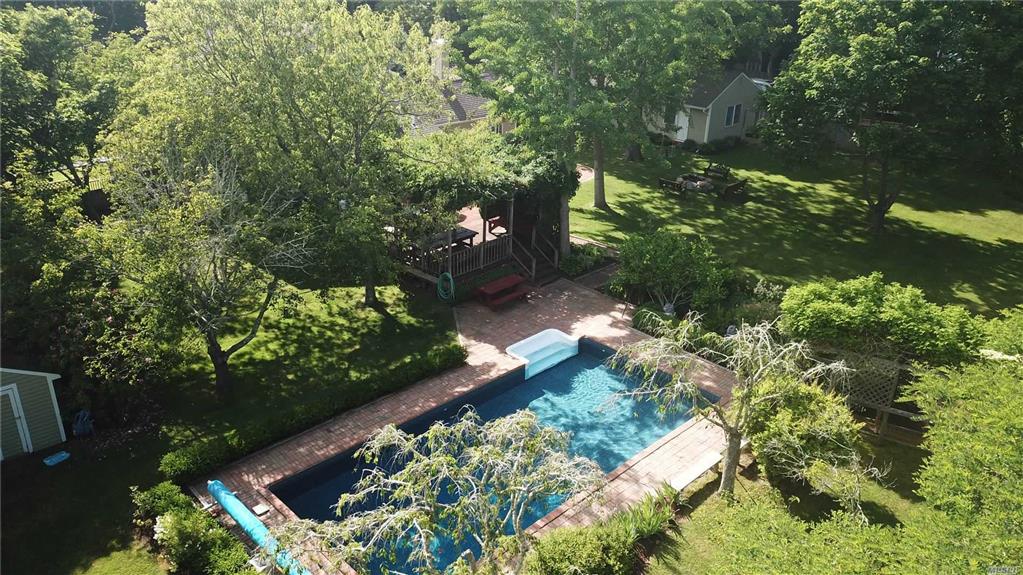31 Evergreen Ave East Moriches East Moriches NY 11940