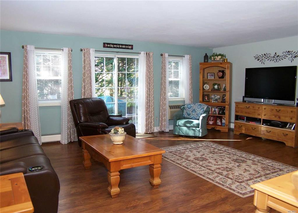 7 Glen Hollow Dr Holtsville Holtsville NY 11742
