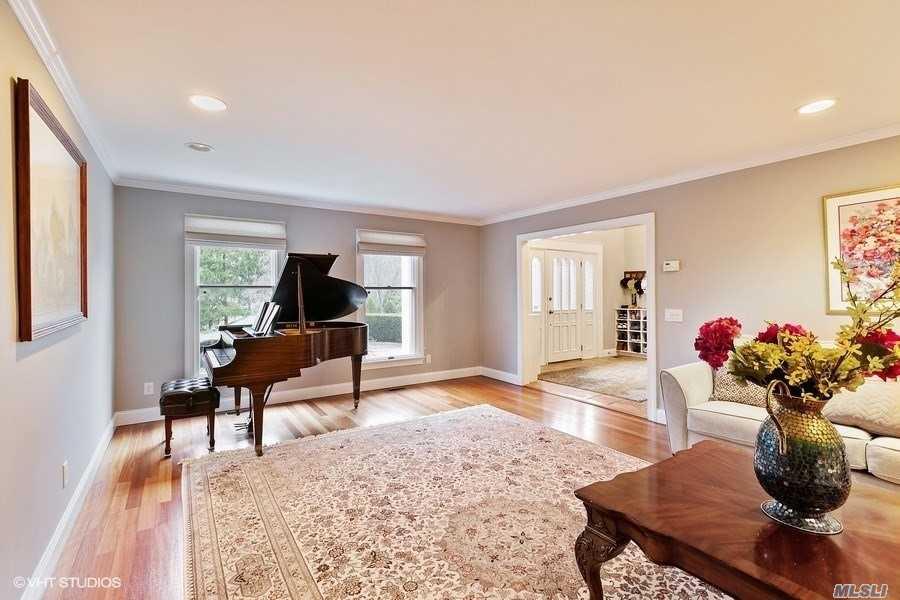28 Sherwood Gate Oyster Bay Oyster Bay NY 11771