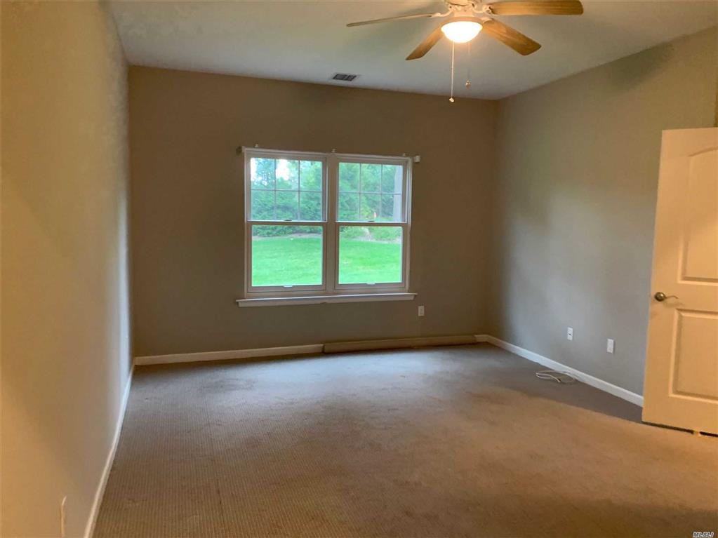 1 Newcastle Ct Riverhead Riverhead NY 11901