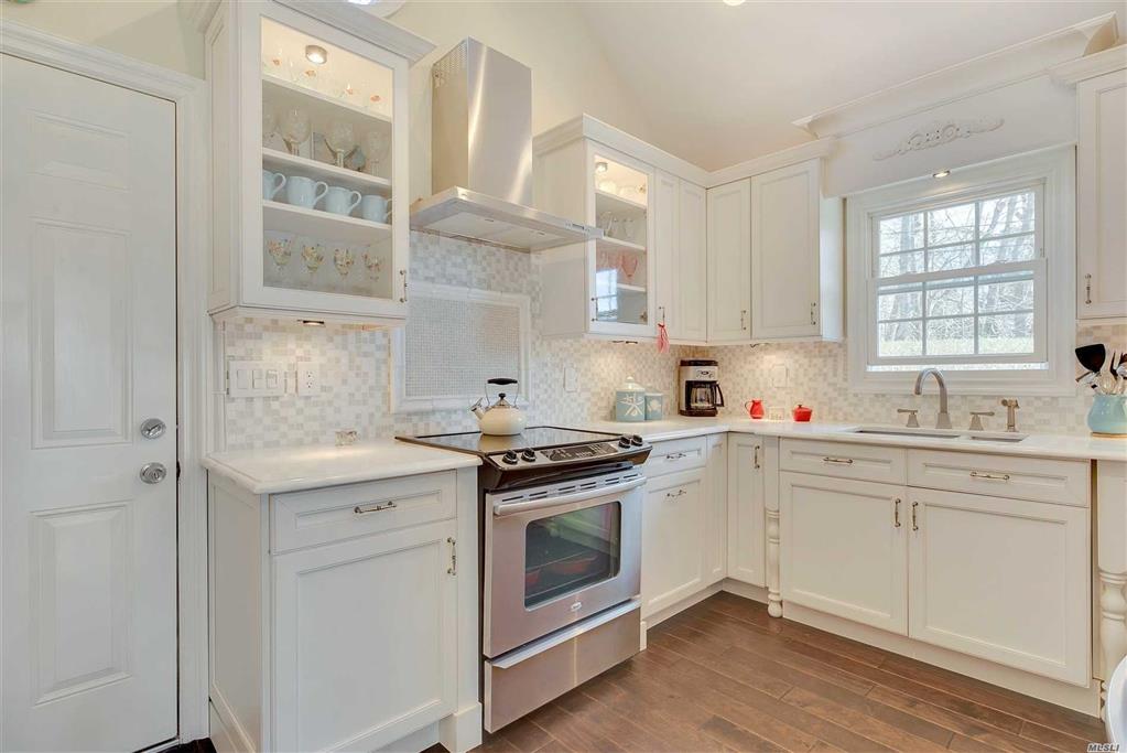 27 Shinnecock Rd Hampton Bays Hampton Bays NY 11946