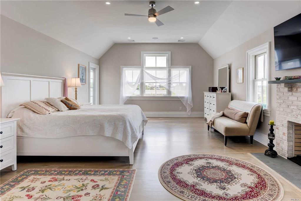 16 Assups Neck Ln Quogue Quogue NY 11959