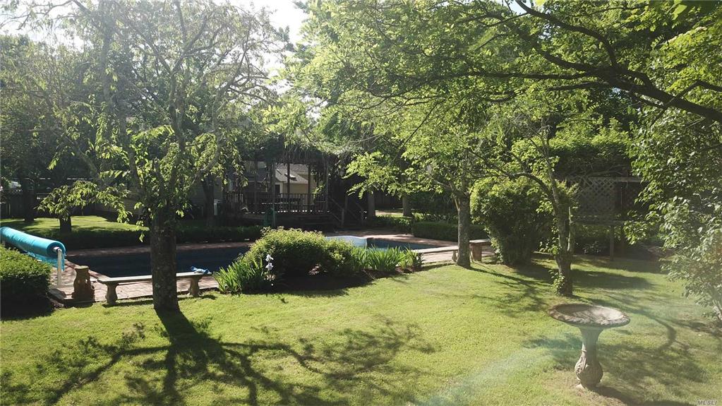 31 Evergreen Ave East Moriches East Moriches NY 11940