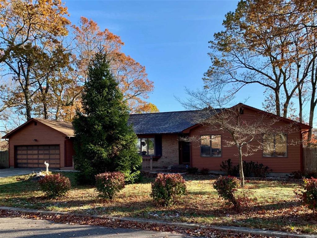 36 Dogwood Ave Farmingville Farmingville NY 11738