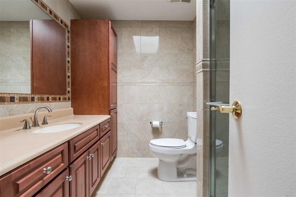 39 Acorn Ponds Dr Roslyn Roslyn NY 11576