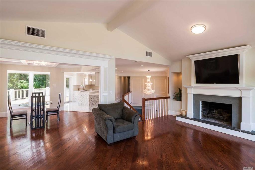 8 Mooring Dr Bellport Bellport NY 11713