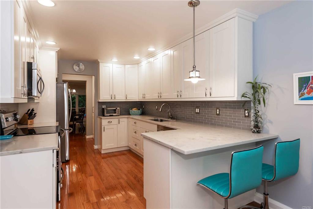 21 Cricket Club Dr Roslyn Roslyn NY 11576