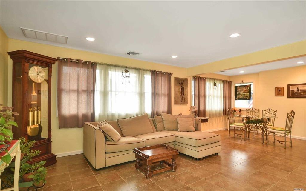 4 Lauren Ln Bayville Bayville NY 11709