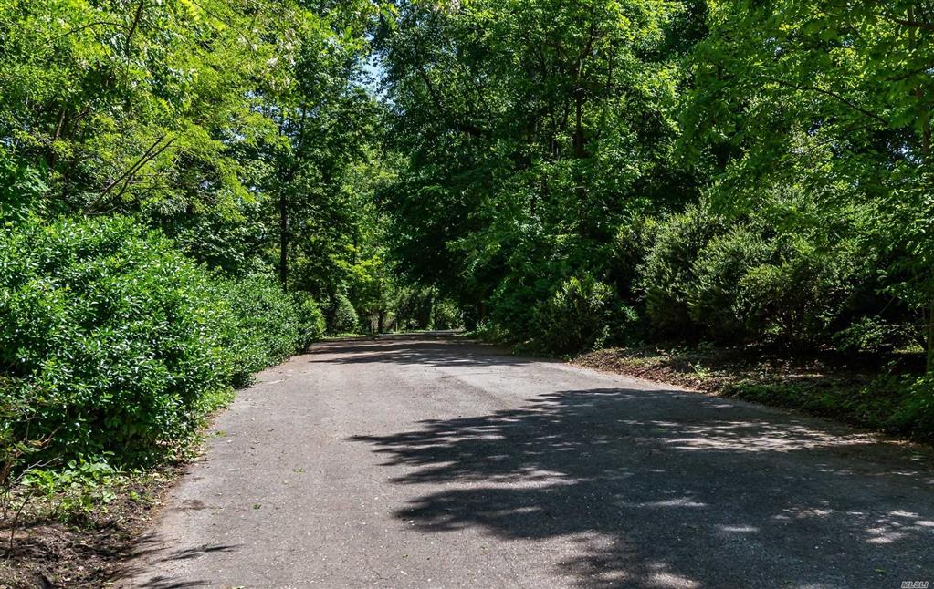 51 Acorn Ponds Dr Roslyn Roslyn NY 11576