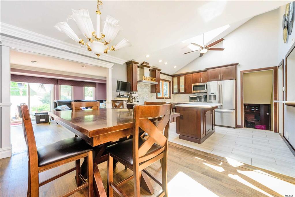 930 Stratford Ct Westbury Westbury NY 11590