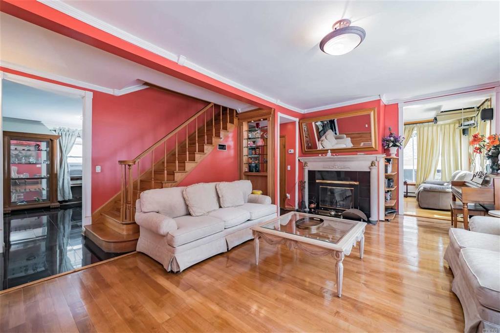 45-23 244th St Douglaston Douglaston NY 11362