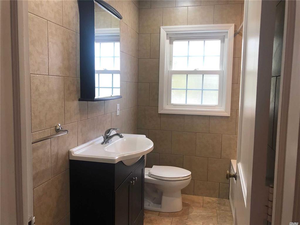 8 Valley Rd Bayville Bayville NY 11709
