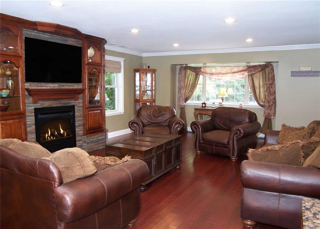 5 Larry Ct Manorville Manorville NY 11949