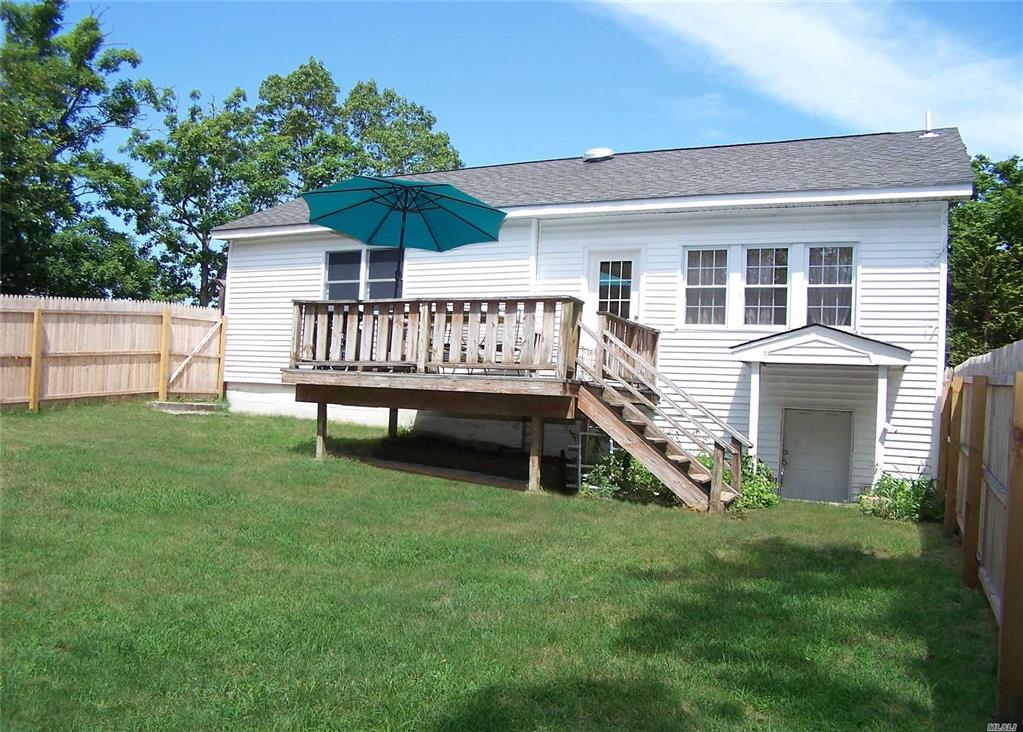 8 Beech Ave Farmingville Farmingville NY 11738