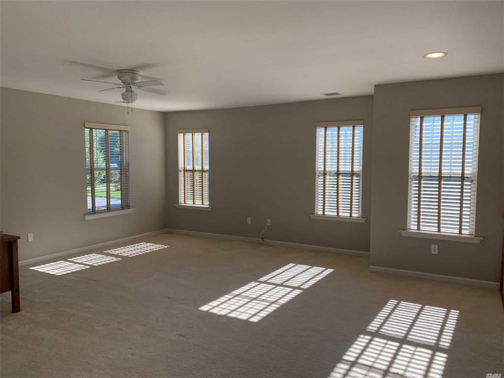 1 Newcastle Ct Riverhead Riverhead NY 11901