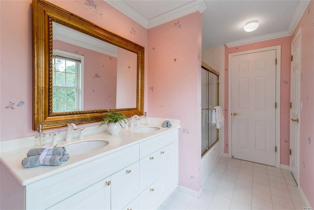 41 Windsor Dr Muttontown Muttontown NY 11753