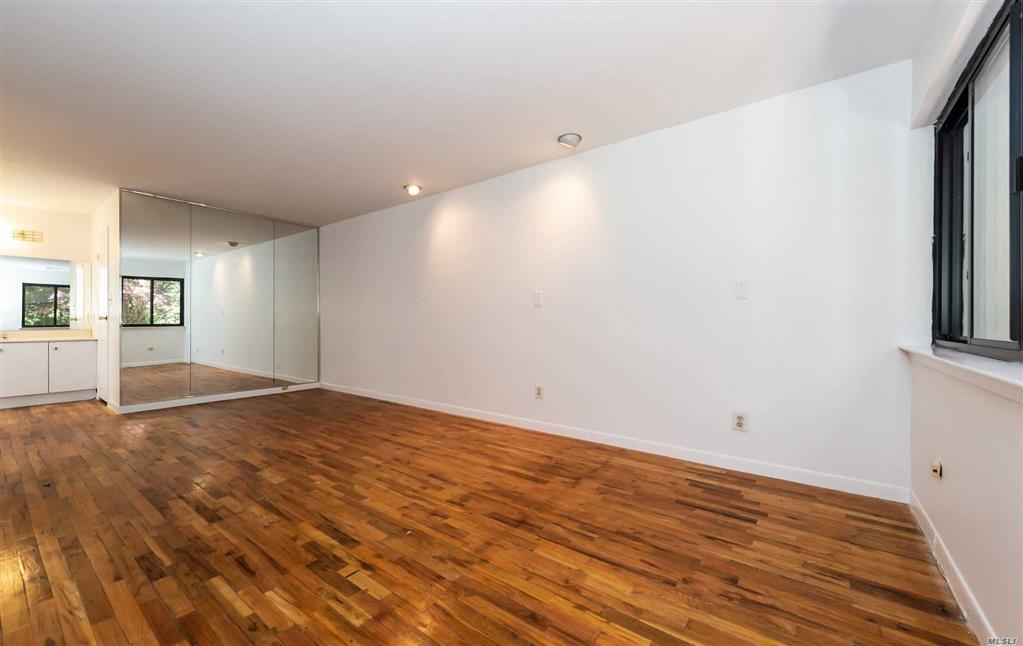 51 Acorn Ponds Dr Roslyn Roslyn NY 11576