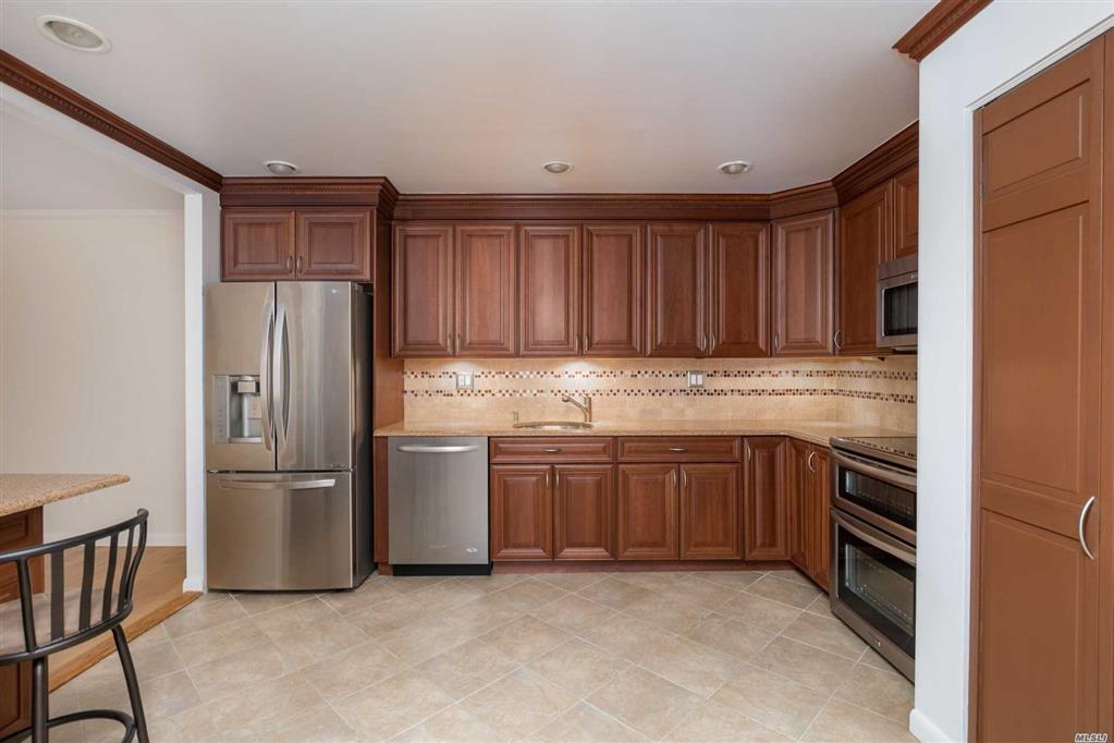 39 Acorn Ponds Dr Roslyn Roslyn NY 11576