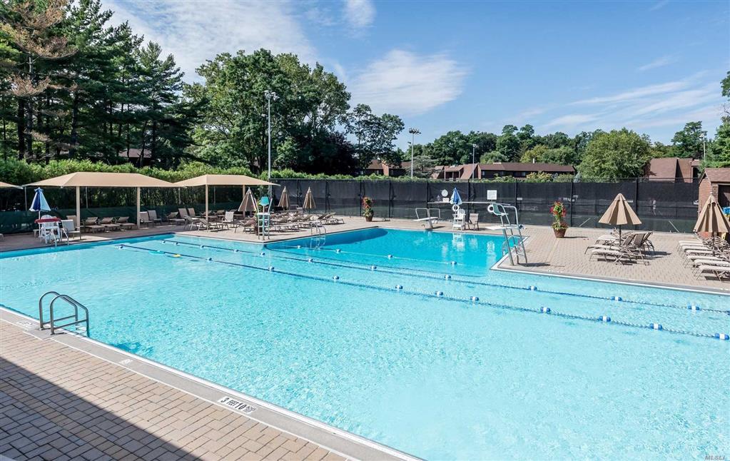 51 Acorn Ponds Dr Roslyn Roslyn NY 11576