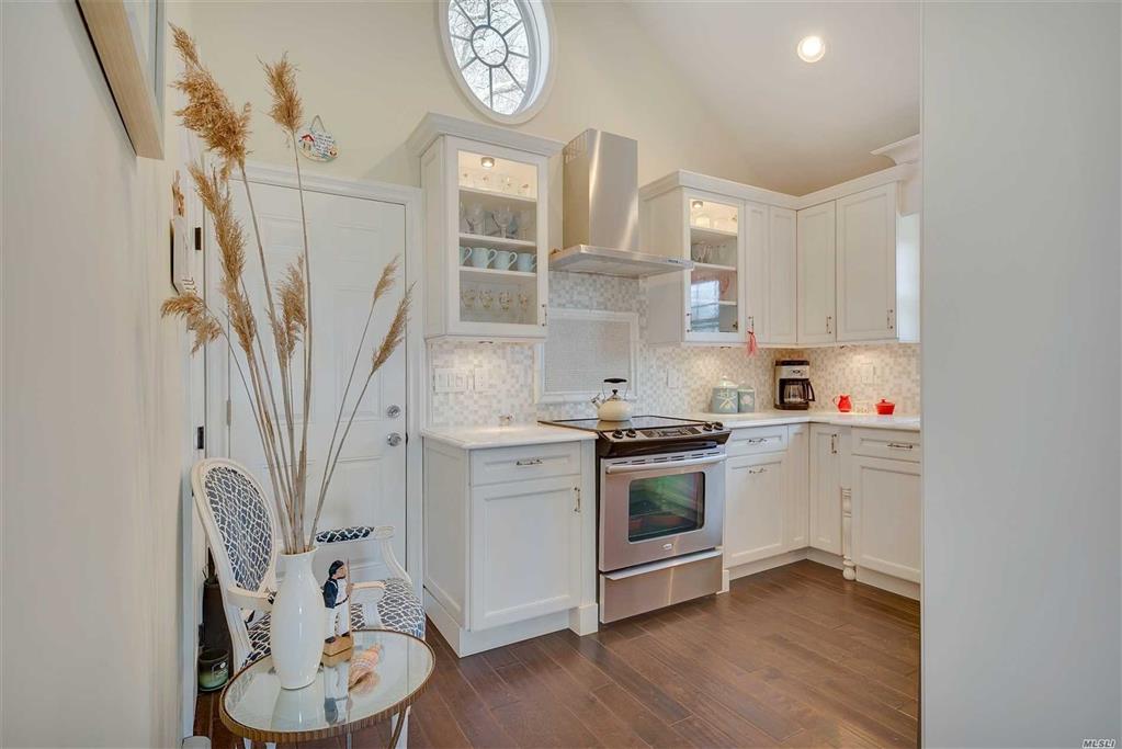 27 Shinnecock Rd Hampton Bays Hampton Bays NY 11946