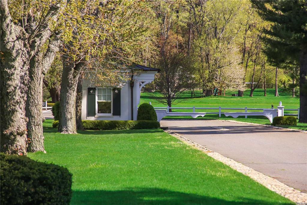 6 Stable Ln Old Westbury Old Westbury NY 11568