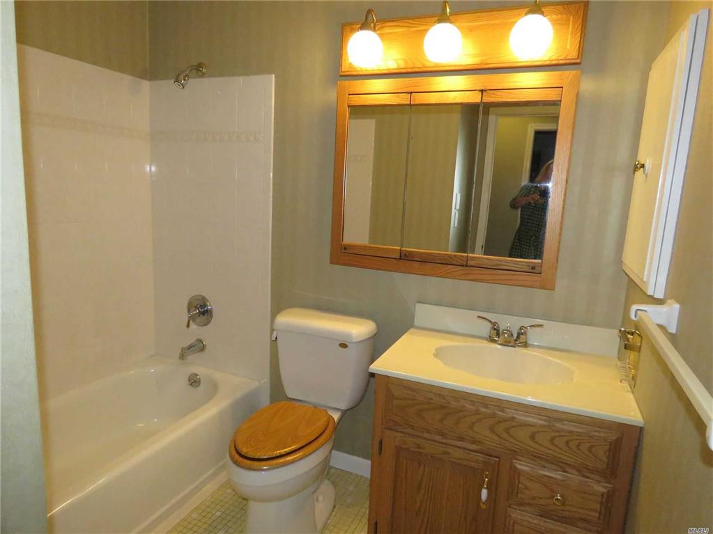3 Hillsdale Ln Coram Coram NY 11727