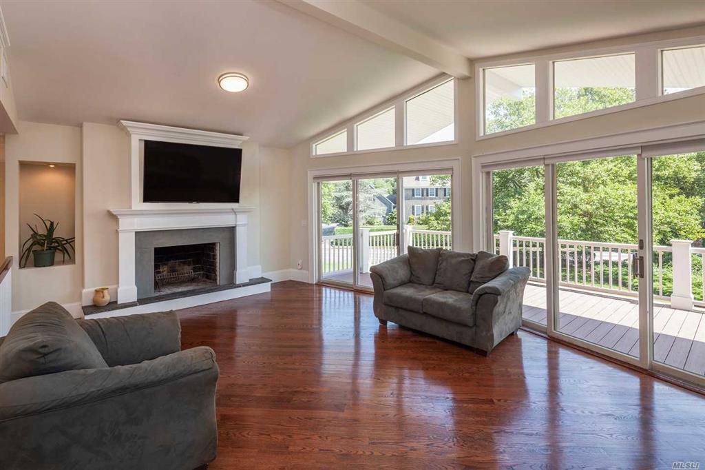 8 Mooring Dr Bellport Bellport NY 11713