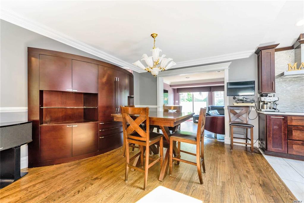 930 Stratford Ct Westbury Westbury NY 11590